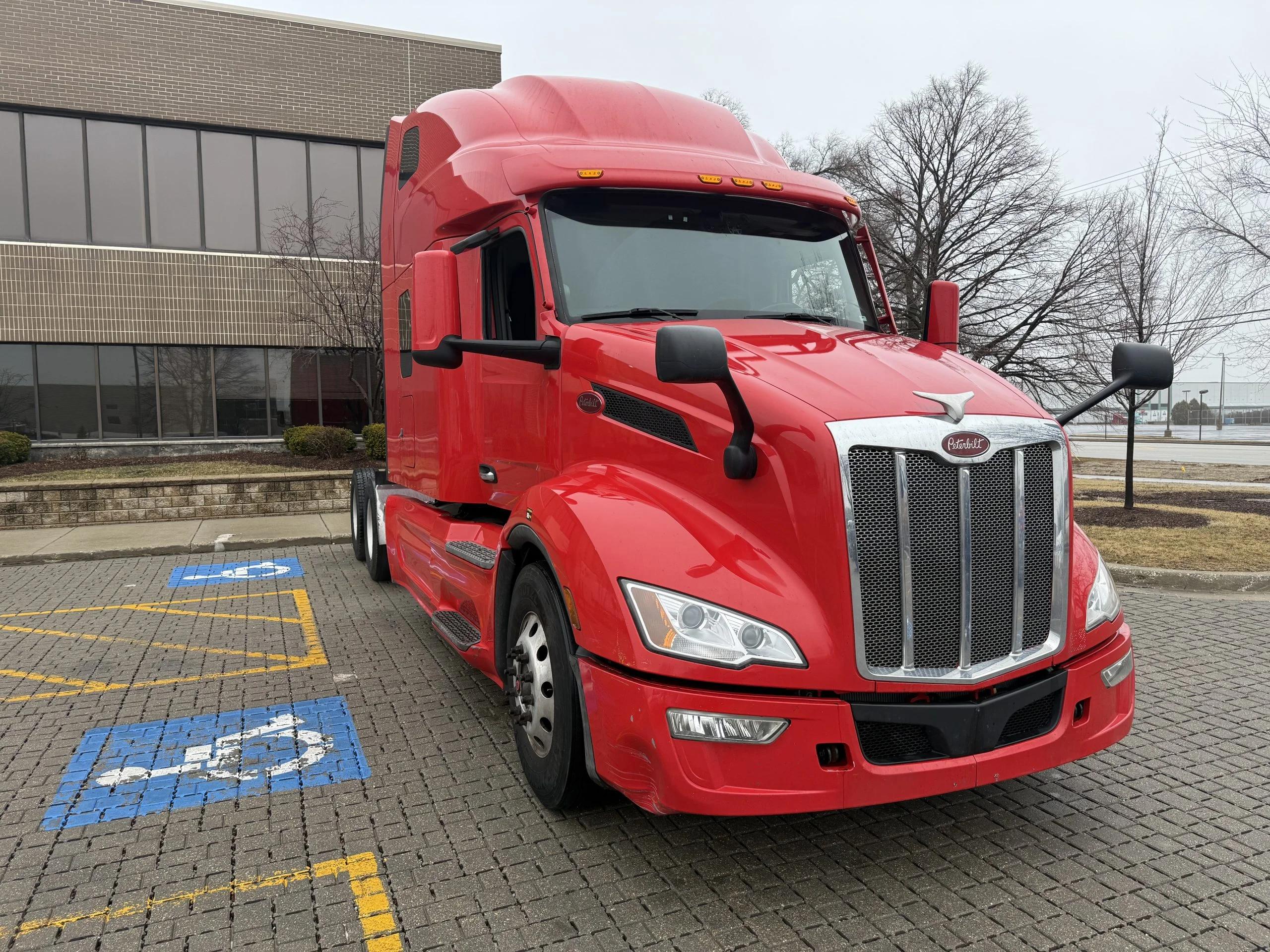 2022 Peterbilt 579 in Wood Dale, IL, IL — photo 3
