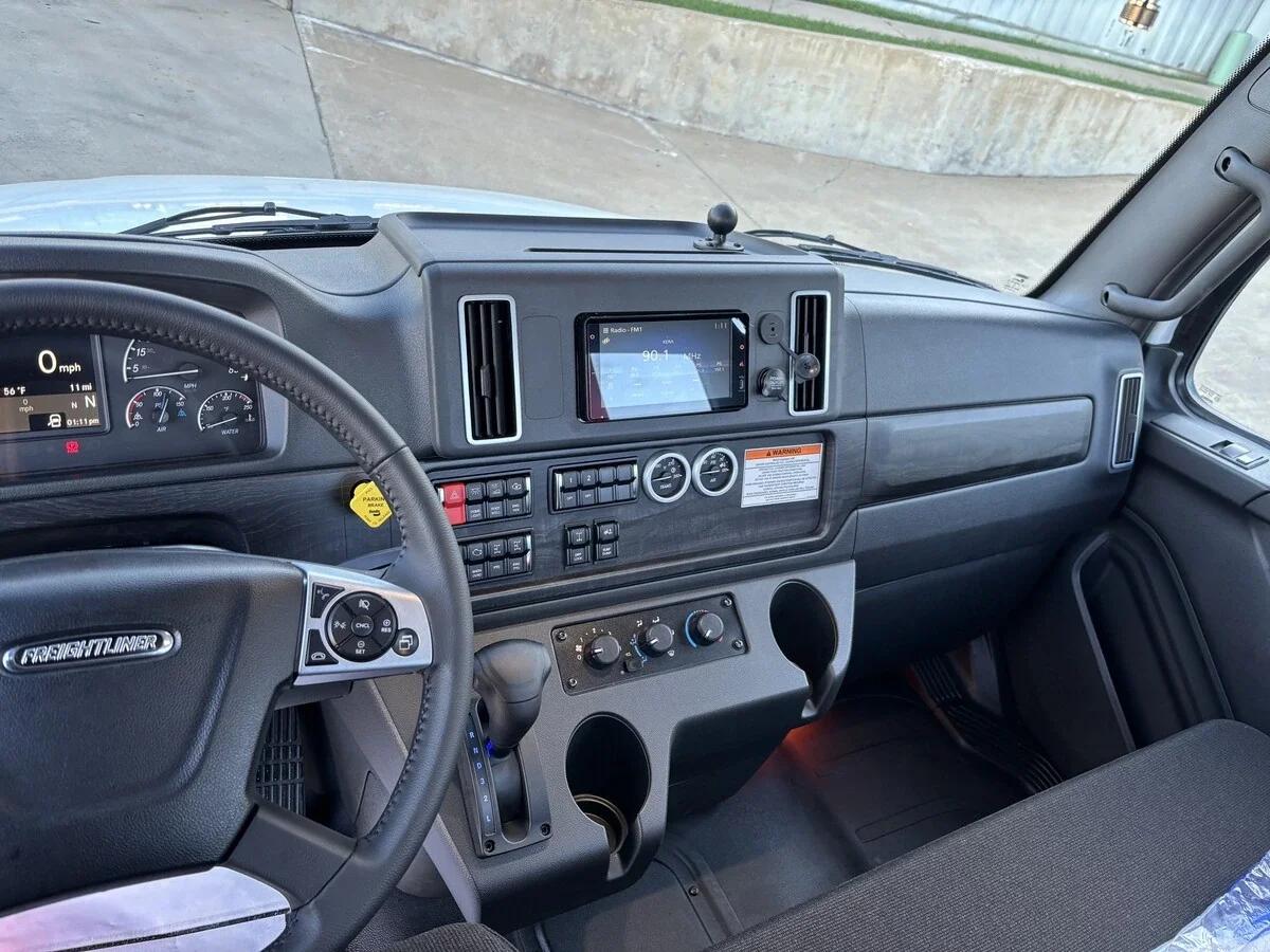 2027 Freightliner M2 106 — photo 16