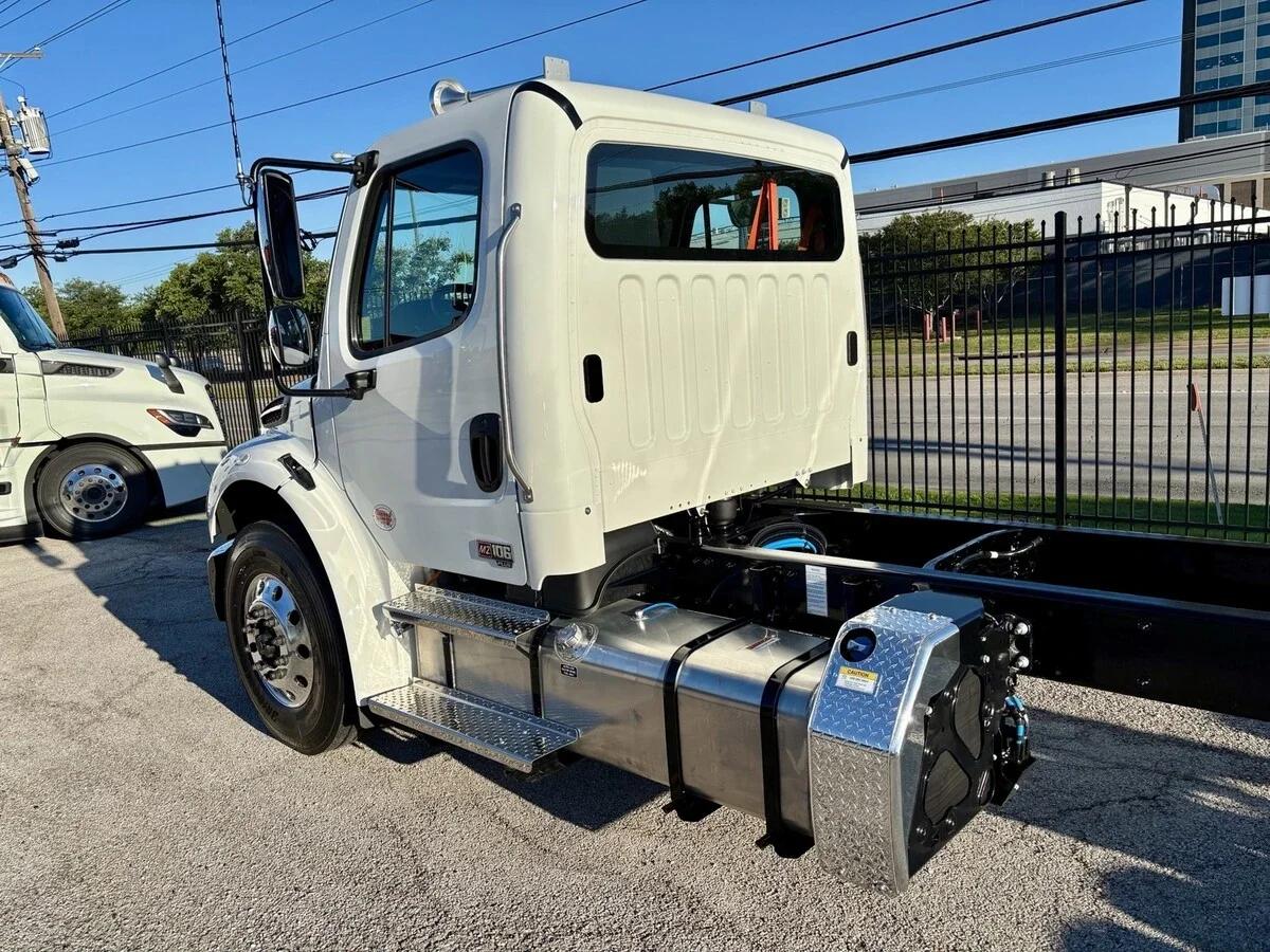 2027 Freightliner M2 106 — photo 12