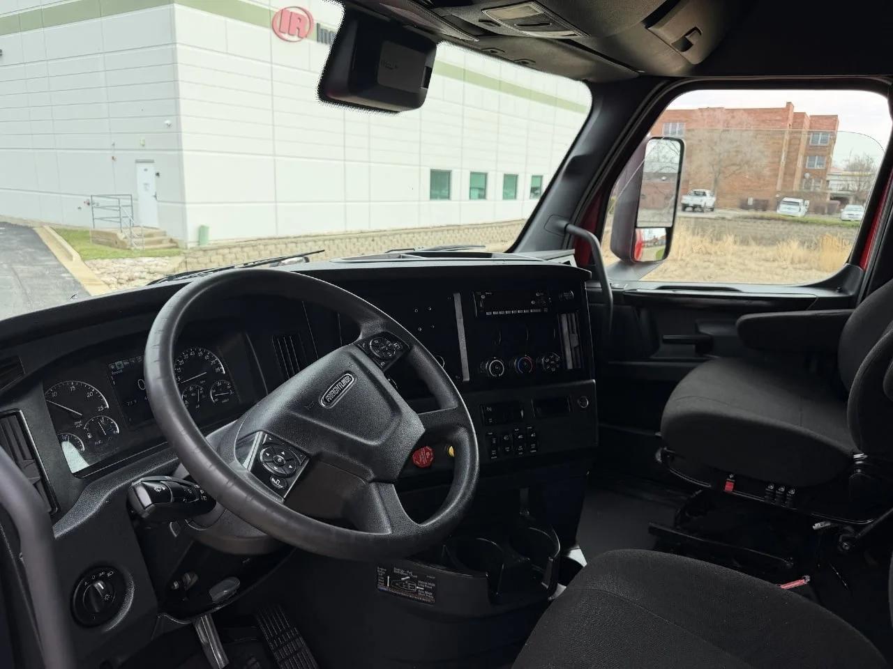 2023 Freightliner Cascadia in Frontage Road Shorewood, IL — photo 7