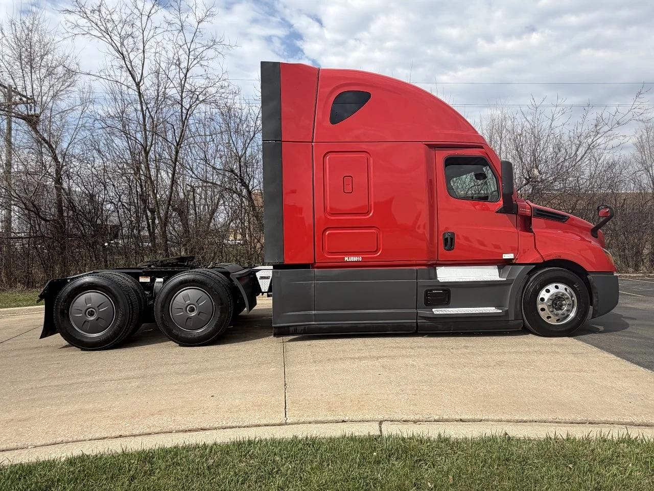 2023 Freightliner Cascadia in Frontage Road Shorewood, IL — photo 3