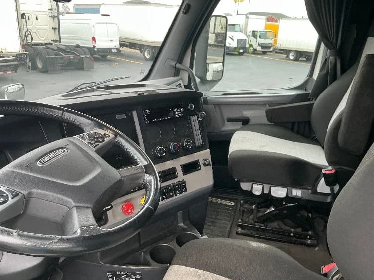 2020 Freightliner Cascadia in Columbus, OH — photo 10