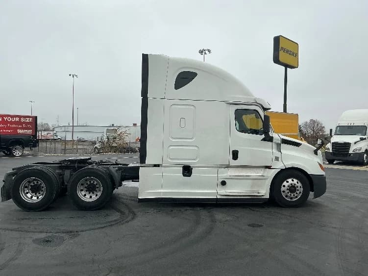 2020 Freightliner Cascadia in Columbus, OH — photo 8