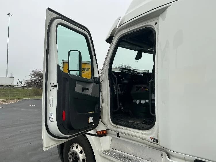 2020 Freightliner Cascadia in Columbus, OH — photo 9