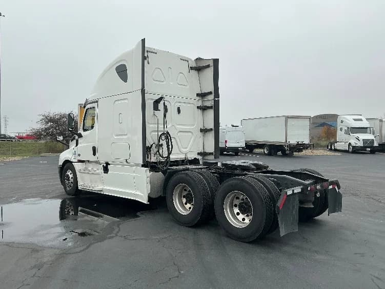 2020 Freightliner Cascadia in Columbus, OH — photo 5