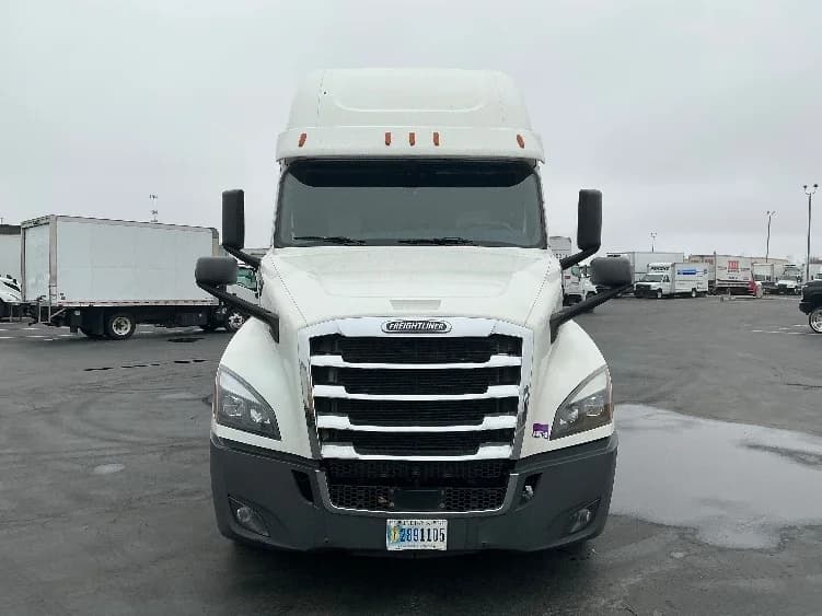 2020 Freightliner Cascadia in Columbus, OH — photo 2