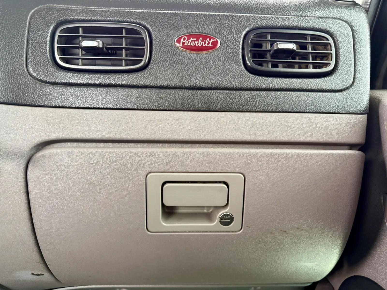 2015 Peterbilt 367 in New Lenox, IL — photo 19