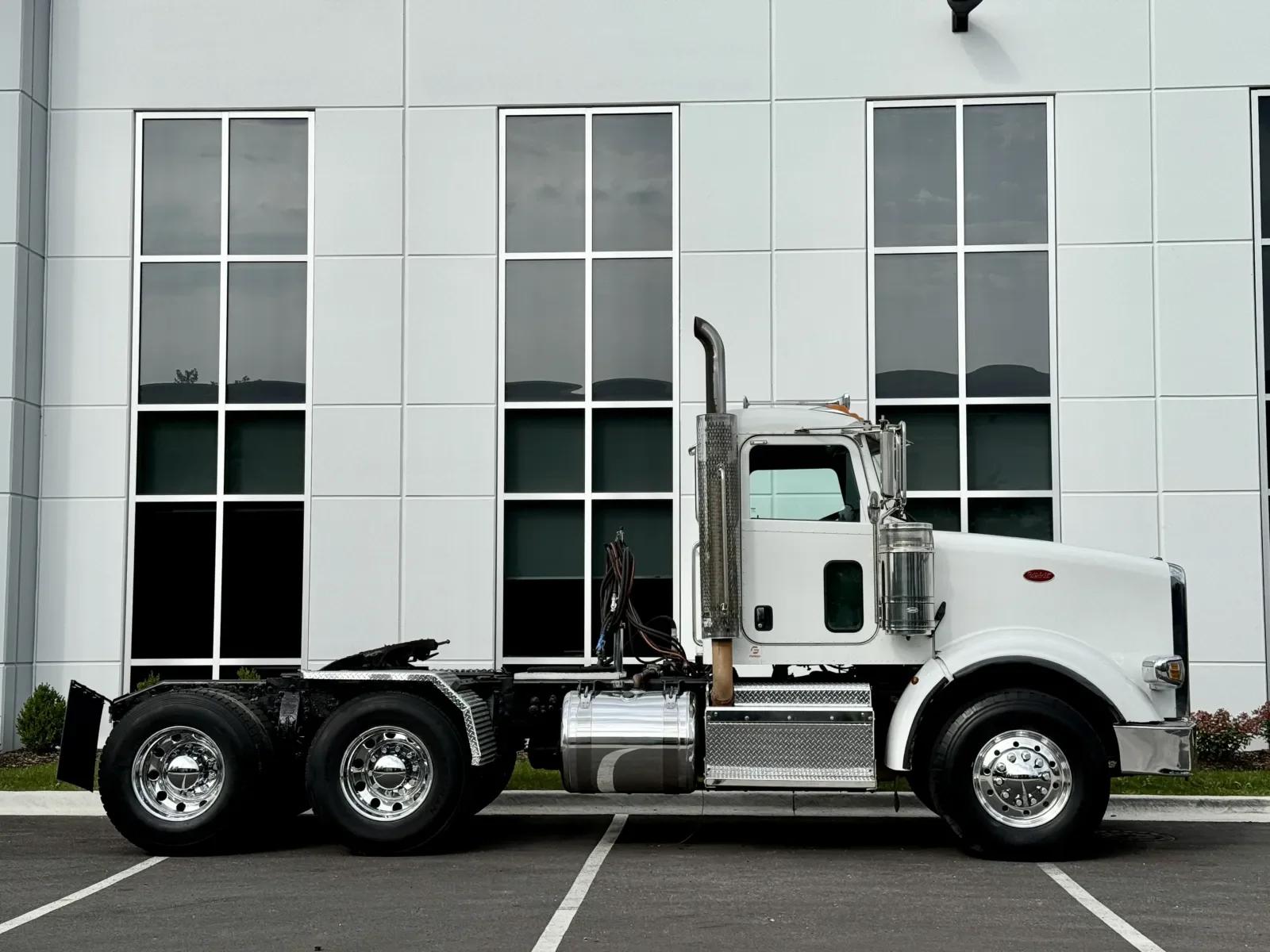 2015 Peterbilt 367 in New Lenox, IL — photo 3