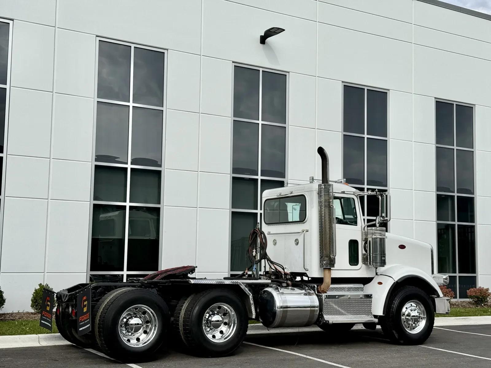 2015 Peterbilt 367 in New Lenox, IL — photo 5