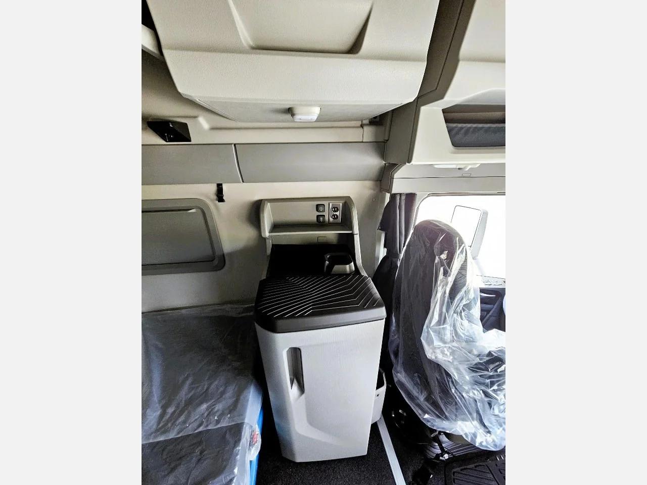 2026 Volvo VNL 860 in Altoona, PA — photo 11