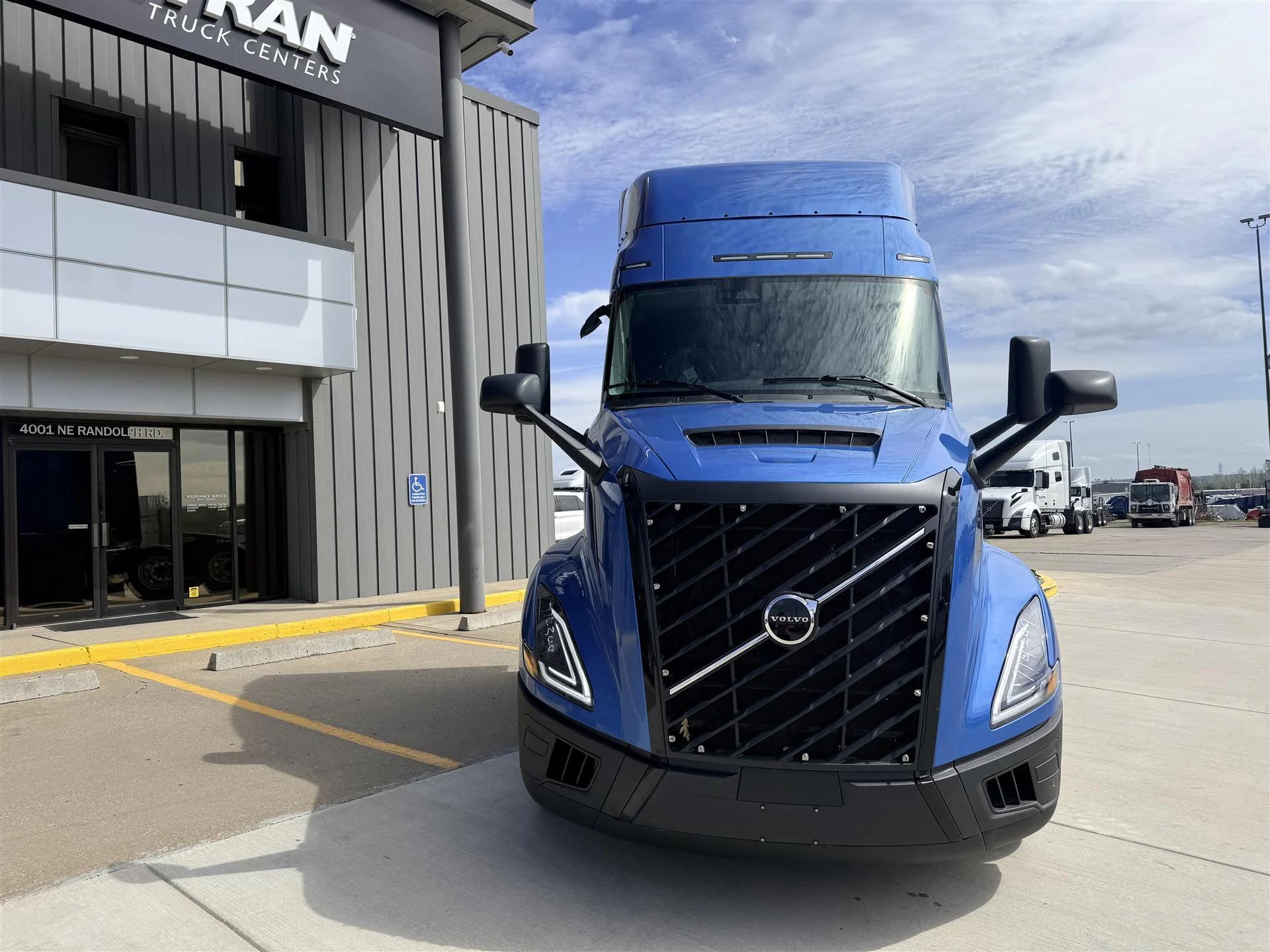 2026 Volvo in Kansas City, MO — photo 2