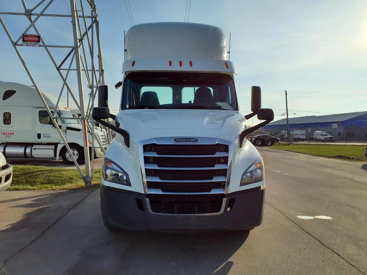 2020 Freightliner Cascadia in Indianapolis, IN — photo 2