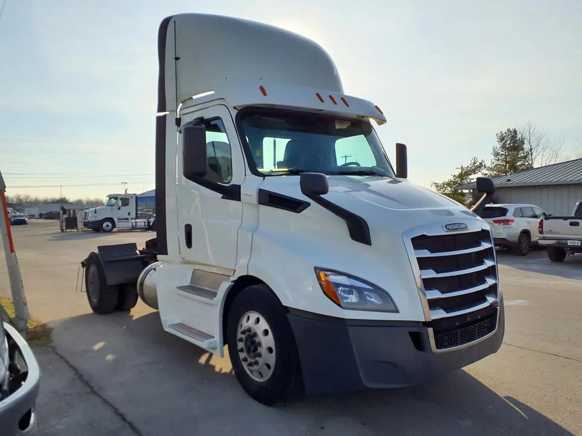 2020 Freightliner Cascadia in Indianapolis, IN — photo 3
