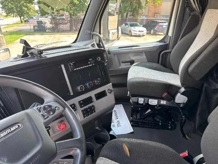 2022 Freightliner Cascadia in Houston, TX — photo 10