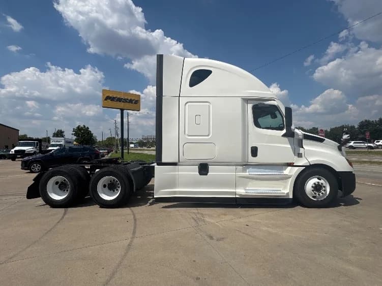 2022 Freightliner Cascadia in Houston, TX — photo 8