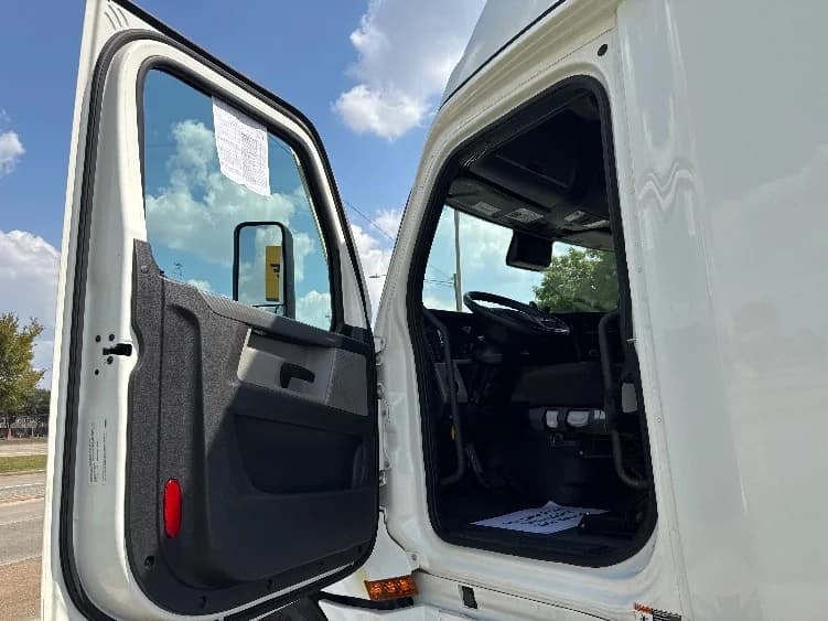 2022 Freightliner Cascadia in Houston, TX — photo 9