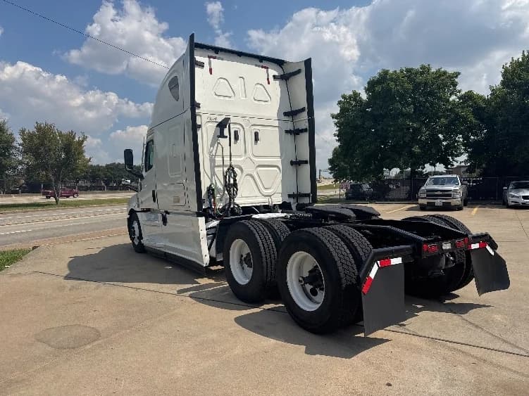 2022 Freightliner Cascadia in Houston, TX — photo 5