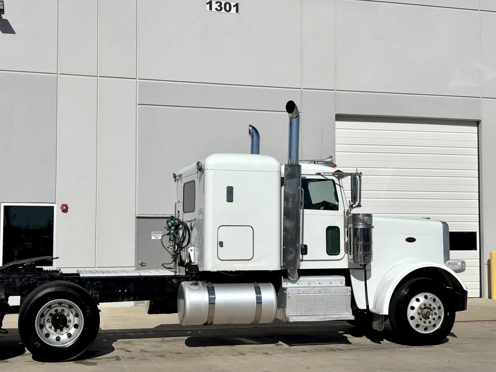 2015 Peterbilt 389 in Hutchins, TX — photo 7