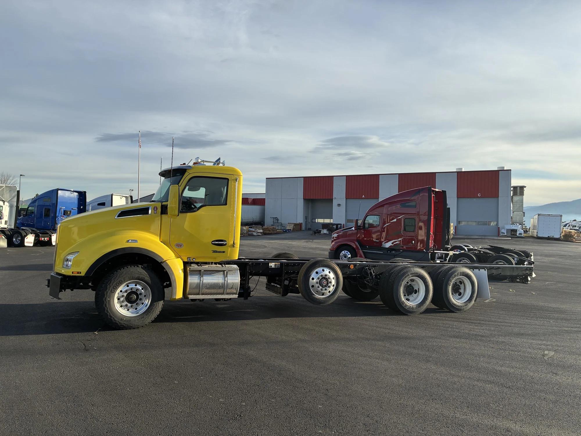2025 Kenworth T880