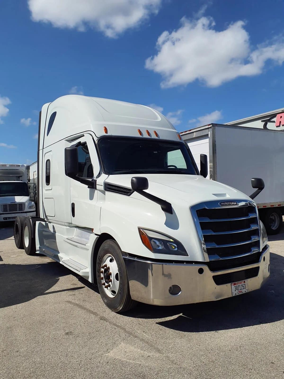 2023 Freightliner Cascadia in Miami, FL — photo 3