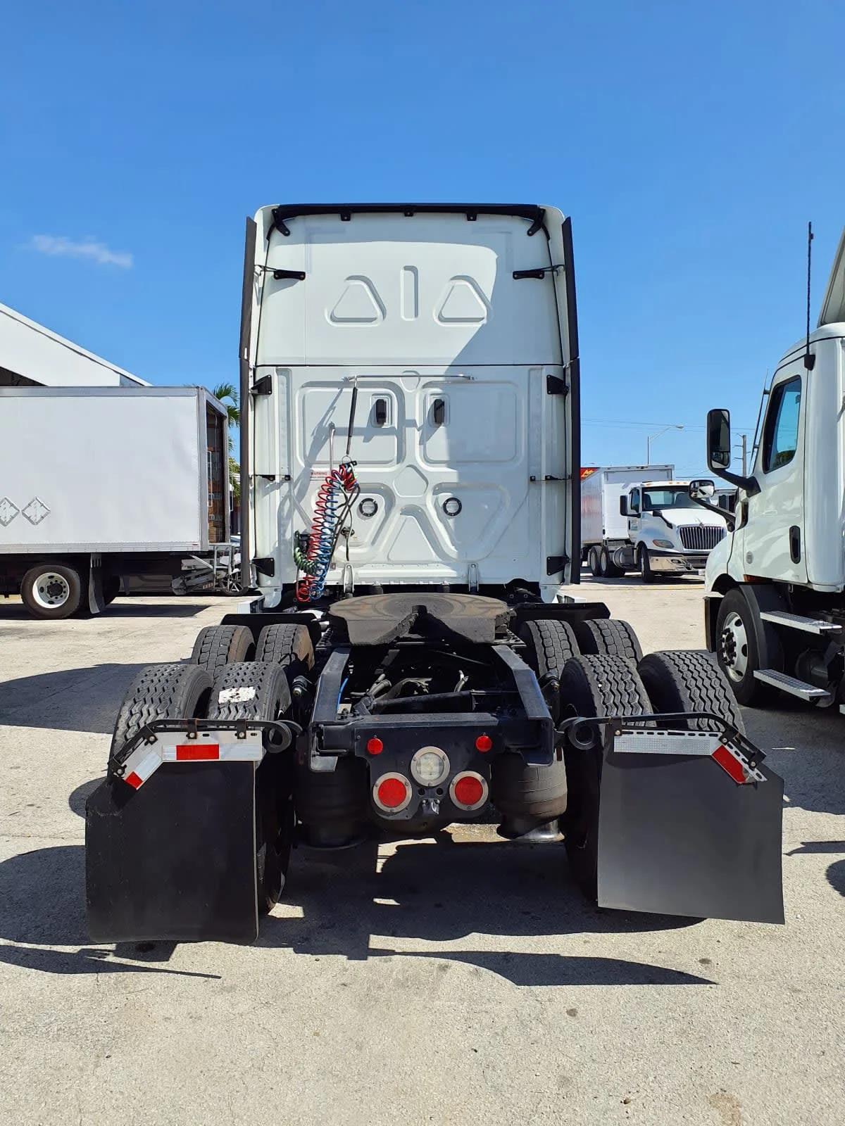 2023 Freightliner Cascadia in Miami, FL — photo 5