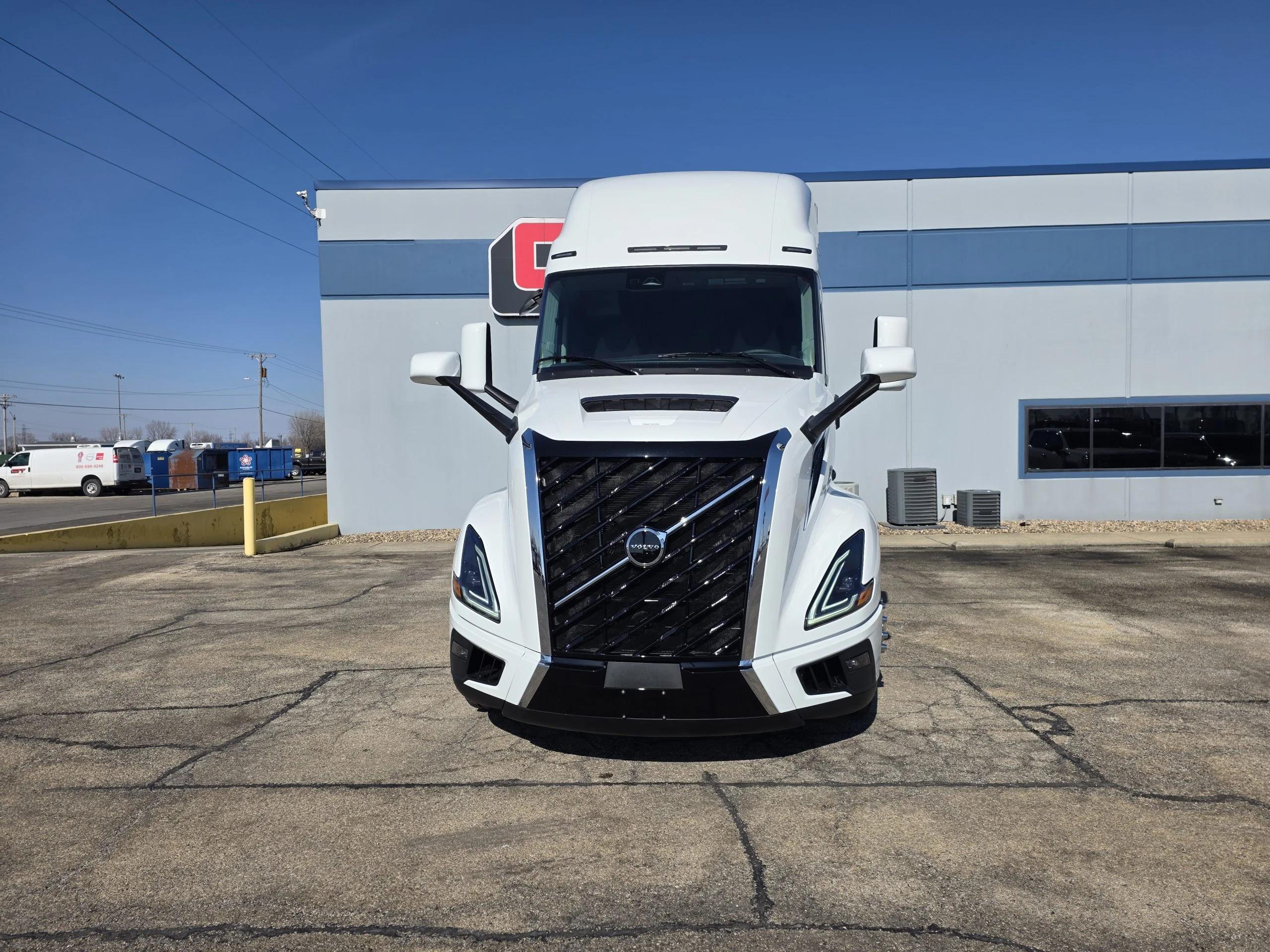 2027 Volvo VNL 860 in Springfield, IL — photo 2