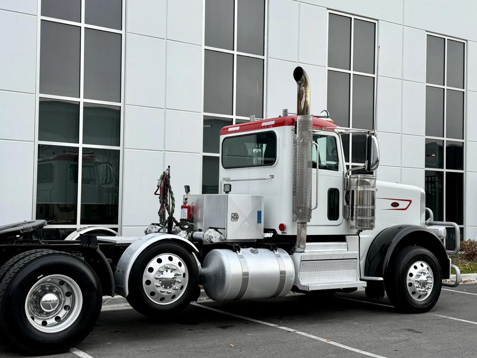 2023 Peterbilt 389 in New Lenox, IL — photo 7