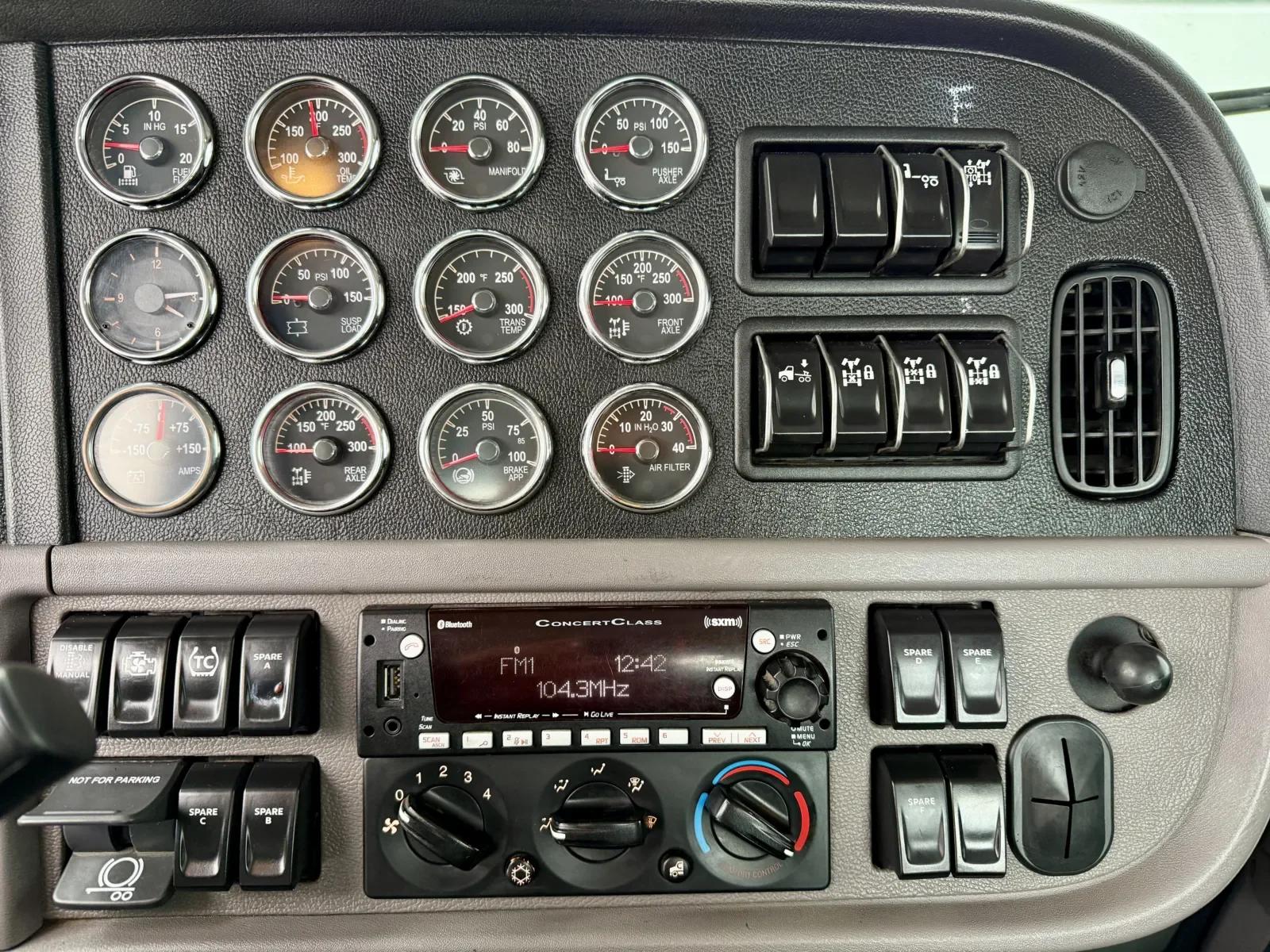 2023 Peterbilt 389 in New Lenox, IL — photo 18