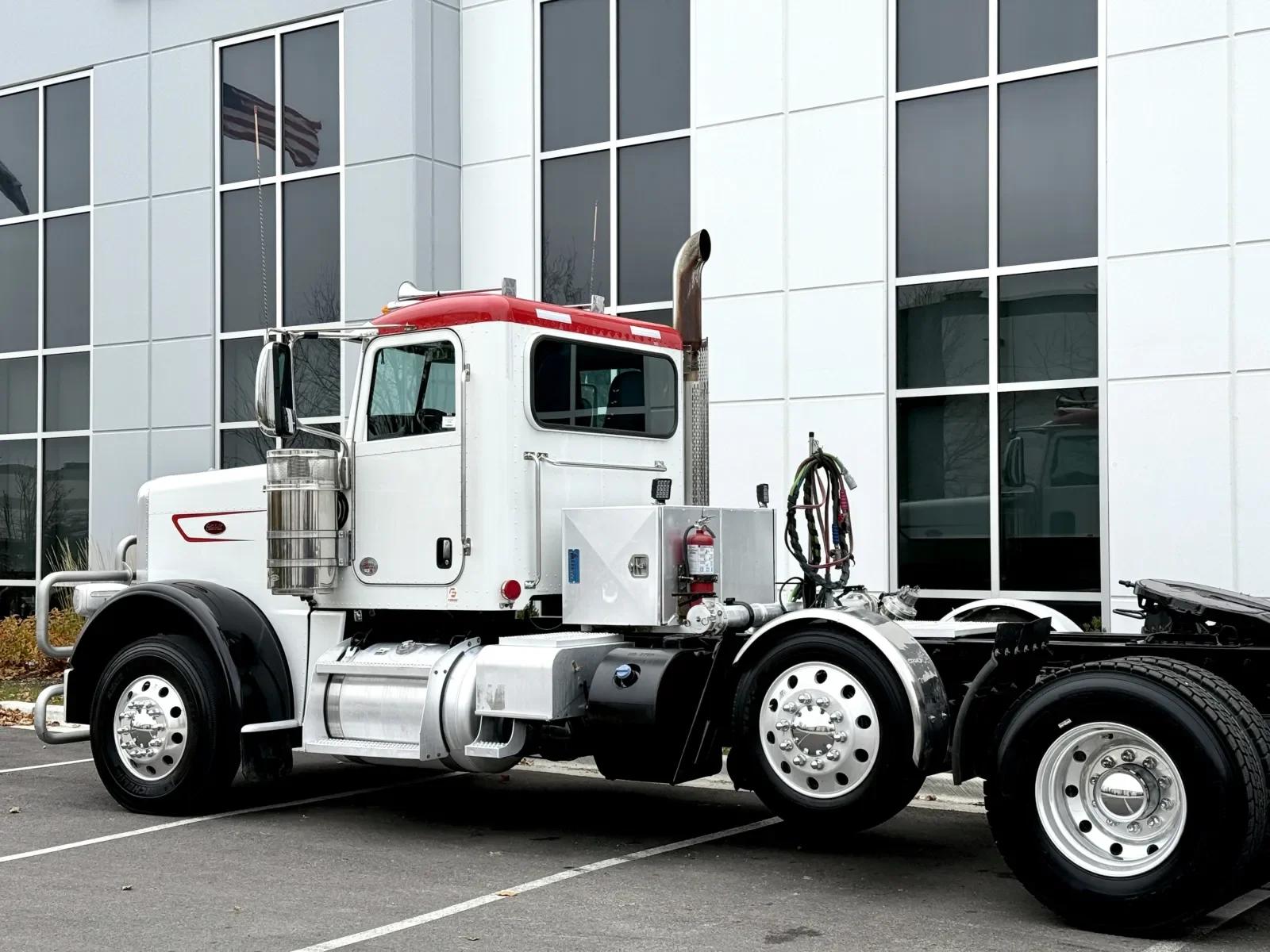 2023 Peterbilt 389 in New Lenox, IL — photo 8