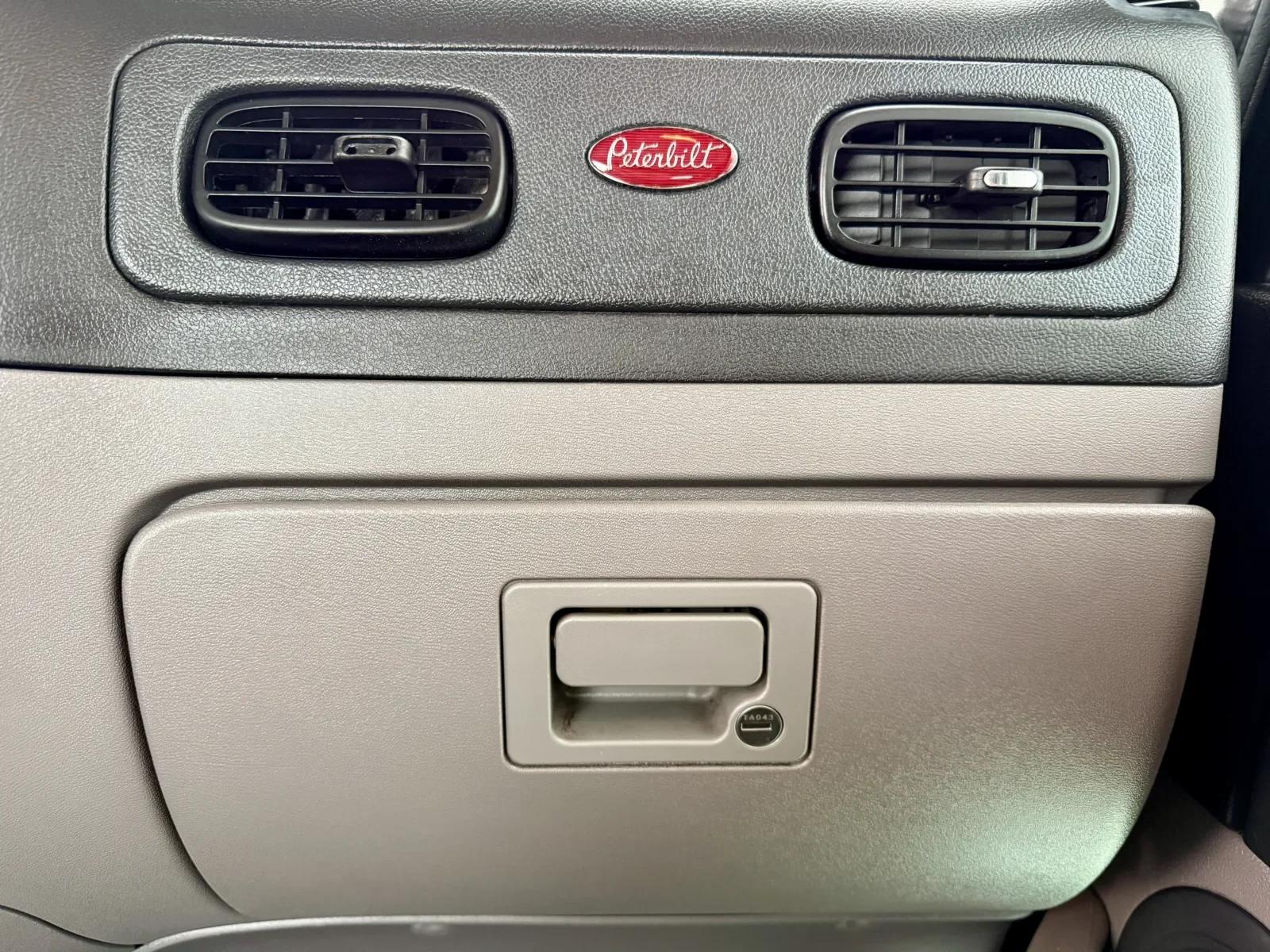 2023 Peterbilt 389 in New Lenox, IL — photo 19