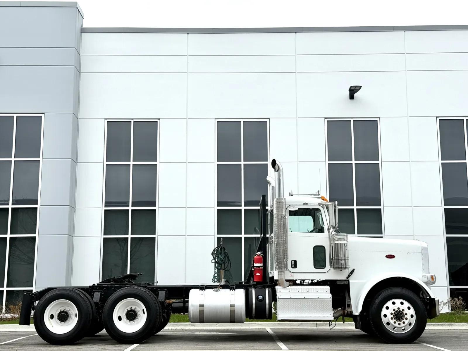 2014 Peterbilt 388 in New Lenox, IL — photo 3
