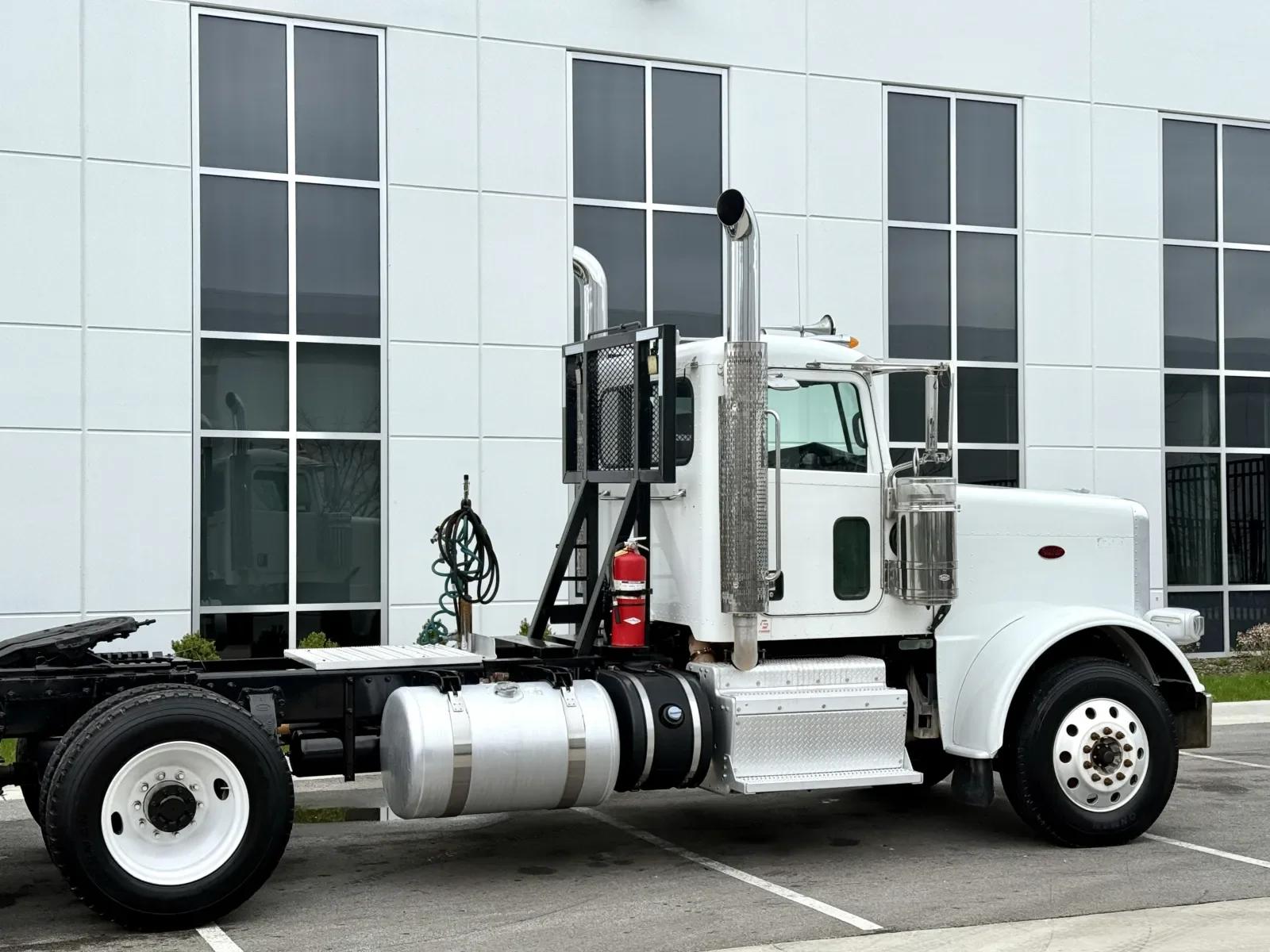 2014 Peterbilt 388 in New Lenox, IL — photo 7