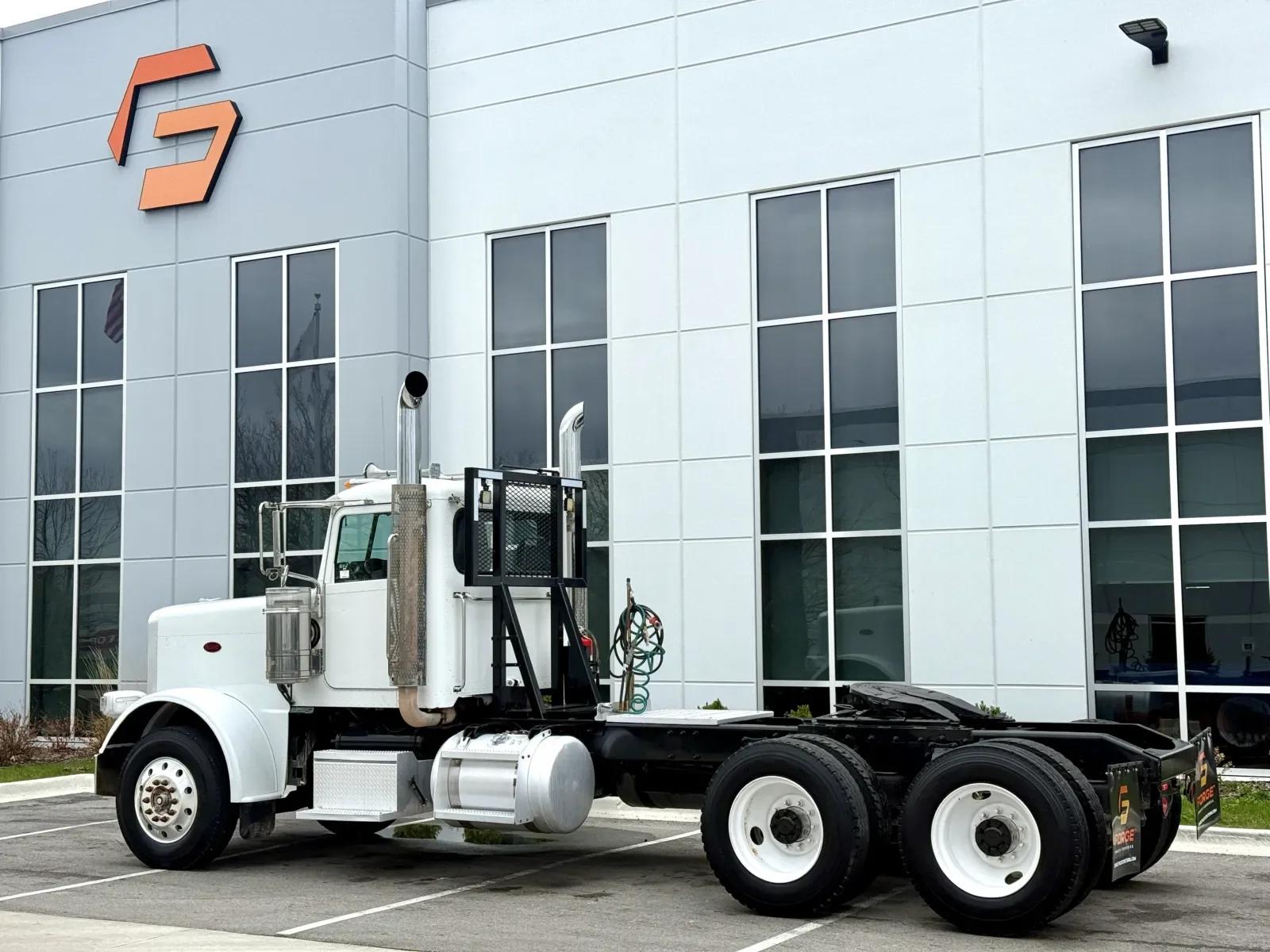 2014 Peterbilt 388 in New Lenox, IL — photo 6