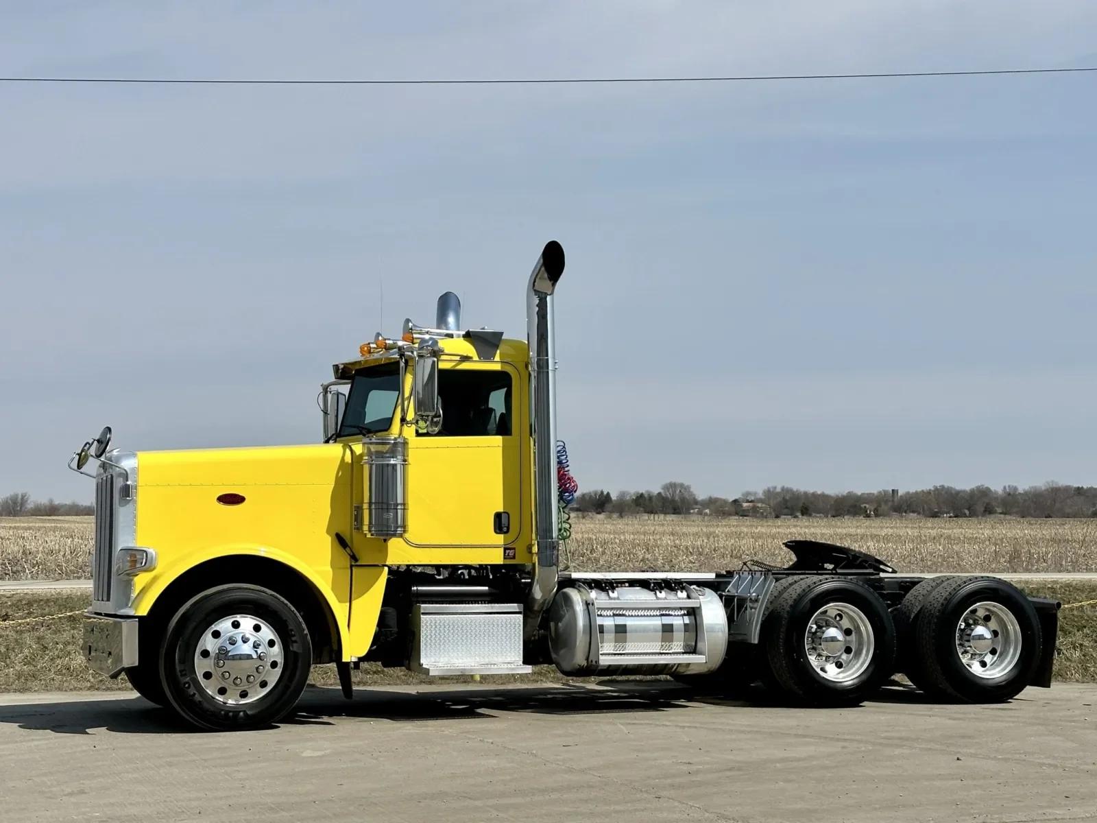 2014 Peterbilt 389 in New Lenox, IL — photo 2