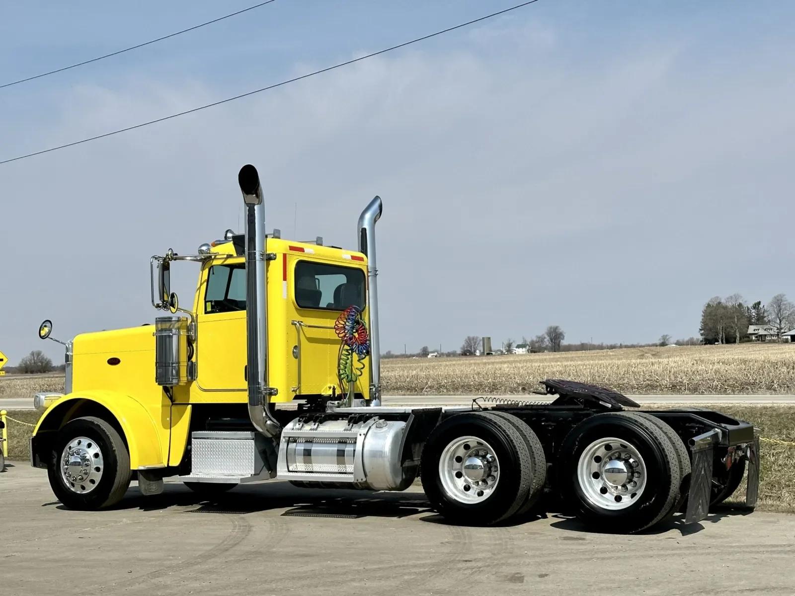 2014 Peterbilt 389 in New Lenox, IL — photo 7