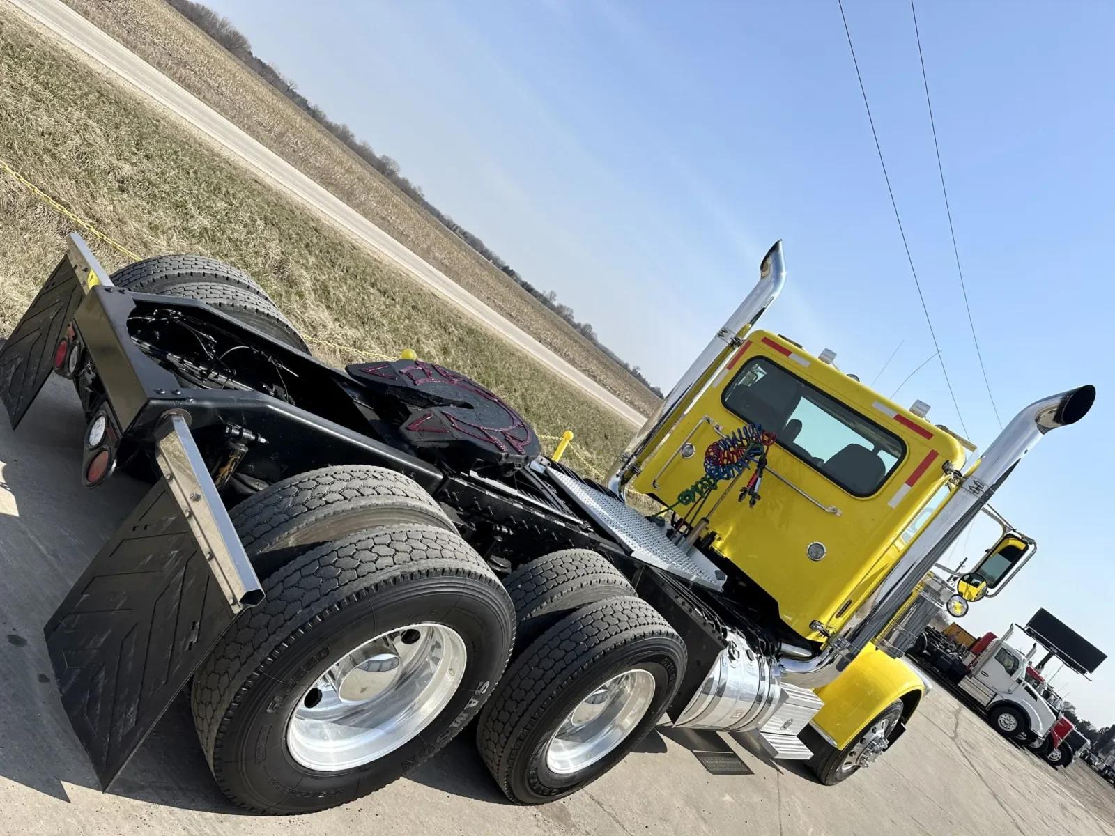 2014 Peterbilt 389 in New Lenox, IL — photo 12