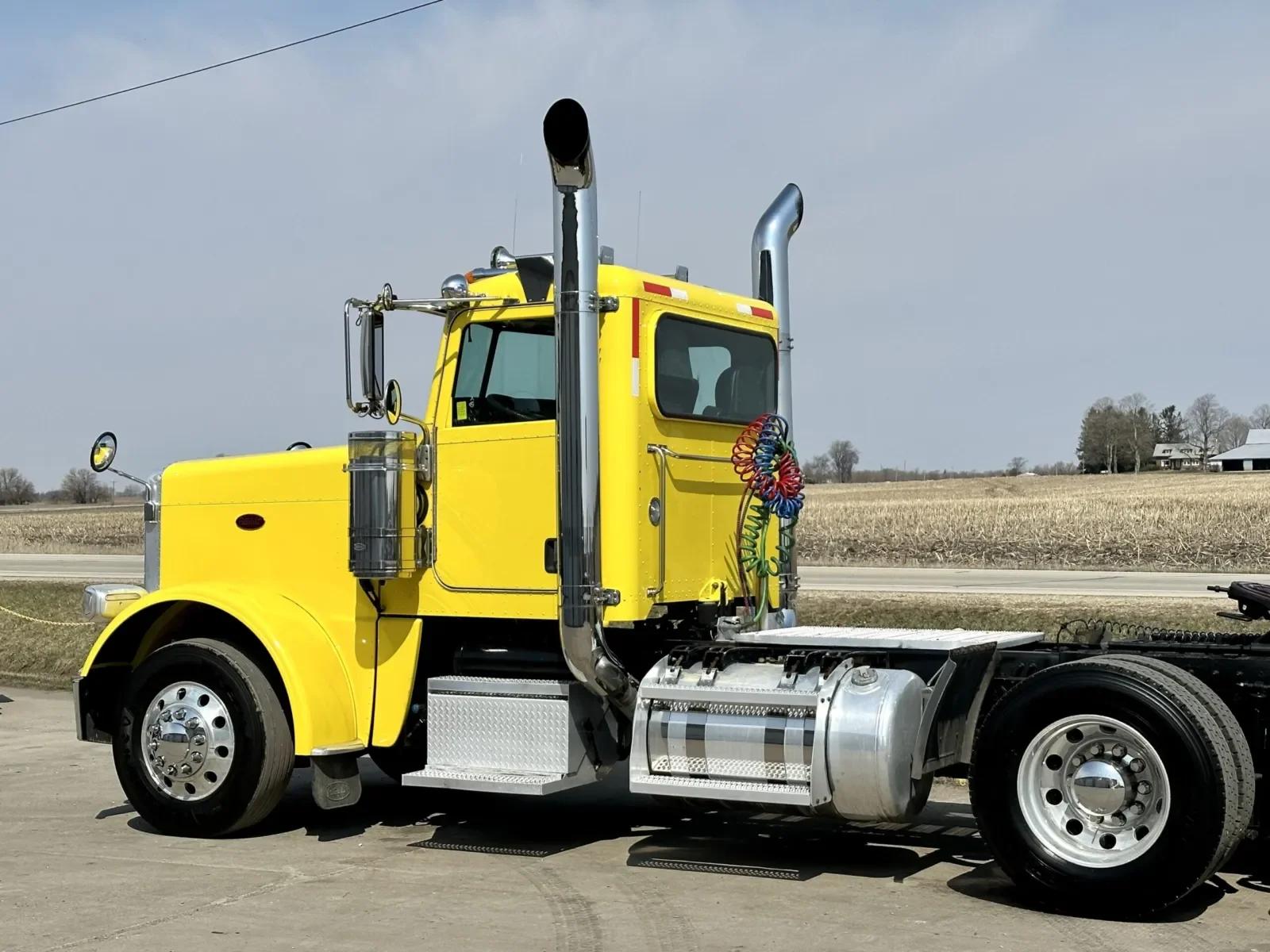 2014 Peterbilt 389 in New Lenox, IL — photo 9