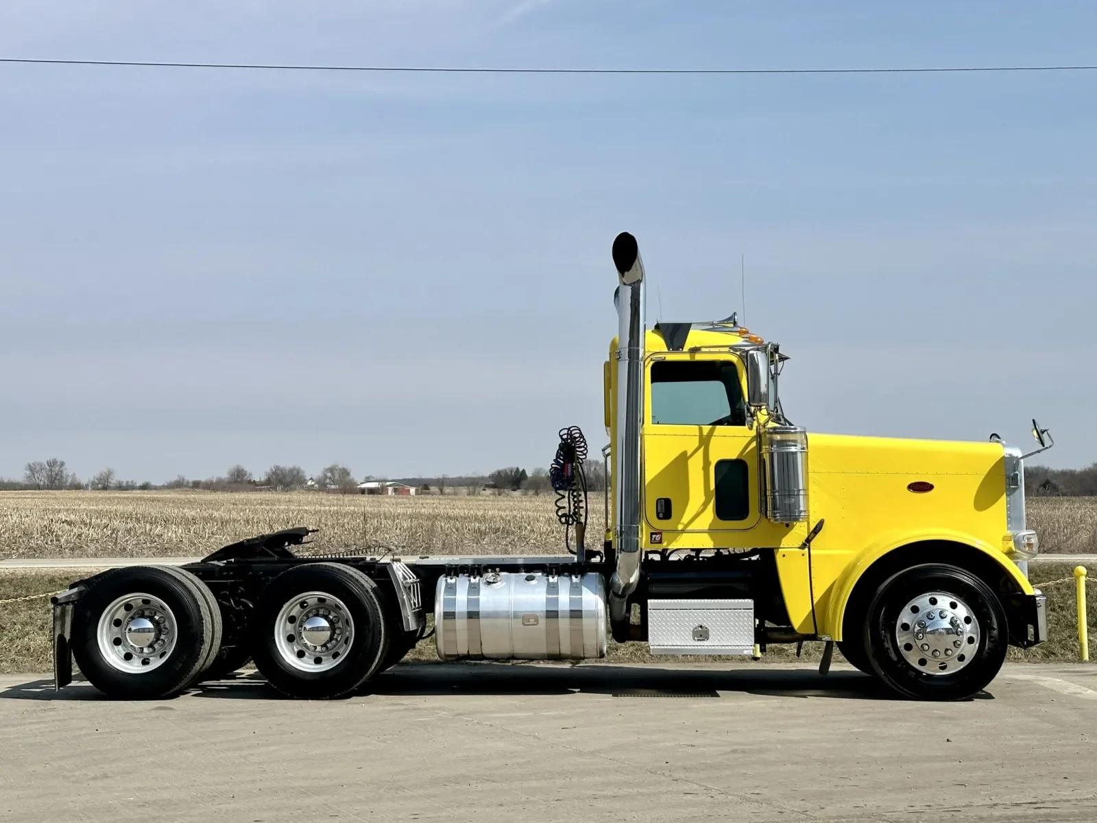 2014 Peterbilt 389 in New Lenox, IL — photo 4