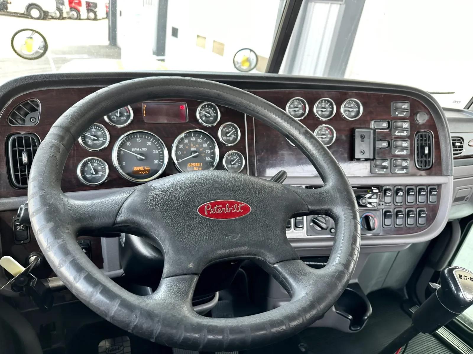 2014 Peterbilt 389 in New Lenox, IL — photo 17