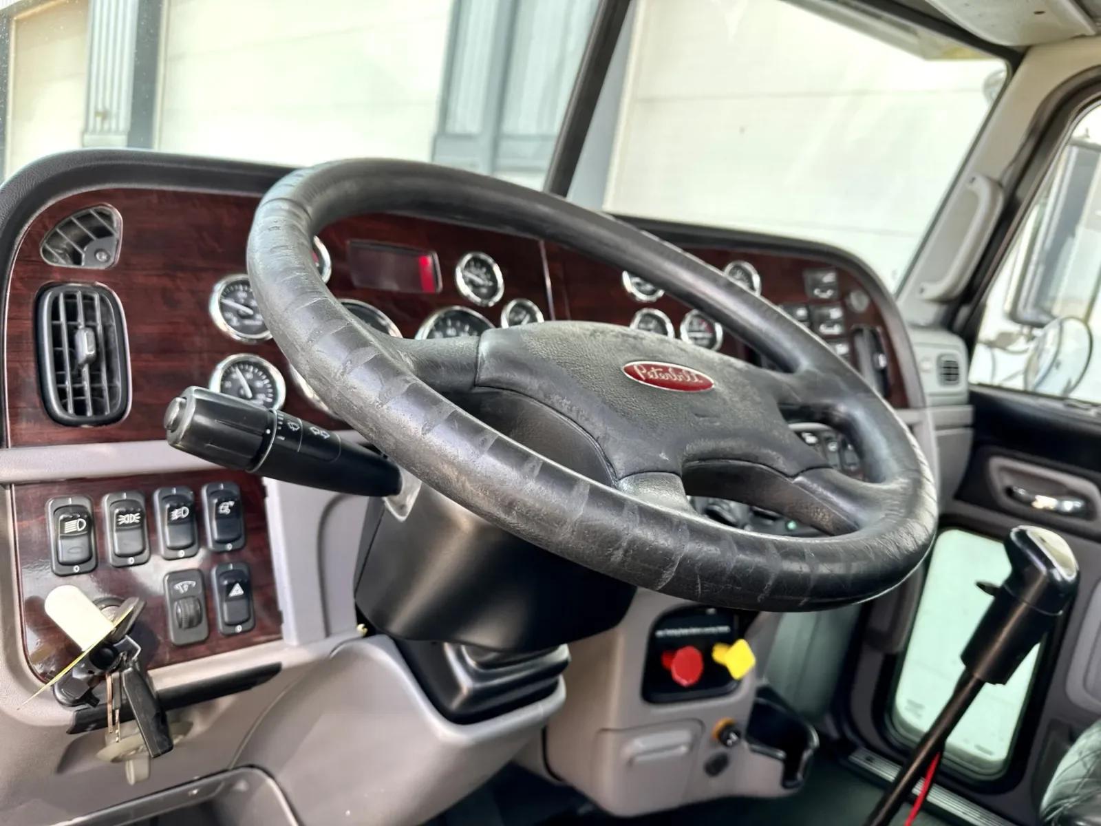 2014 Peterbilt 389 in New Lenox, IL — photo 16