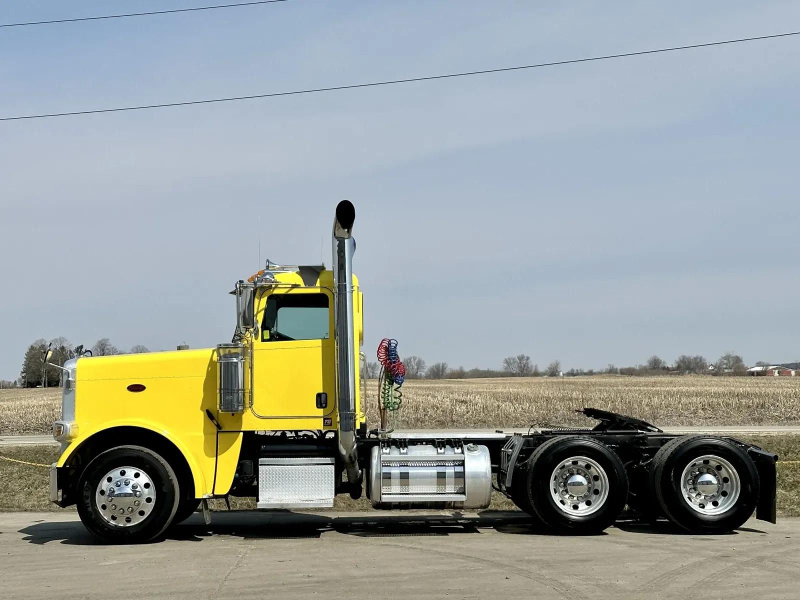 2014 Peterbilt 389 in New Lenox, IL — photo 5