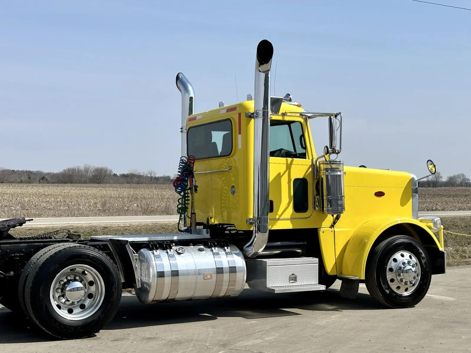 2014 Peterbilt 389 in New Lenox, IL — photo 8