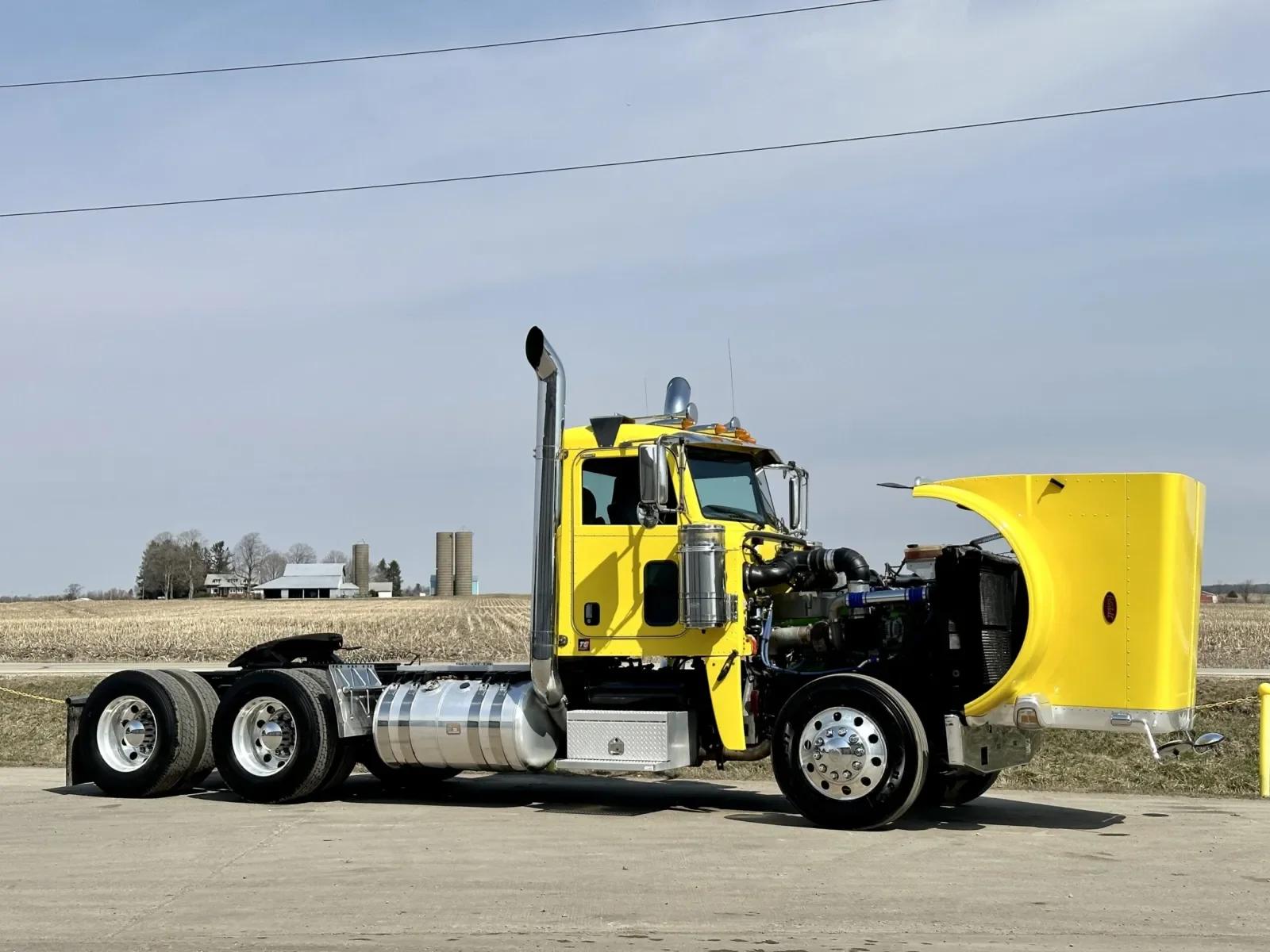2014 Peterbilt 389 in New Lenox, IL — photo 10