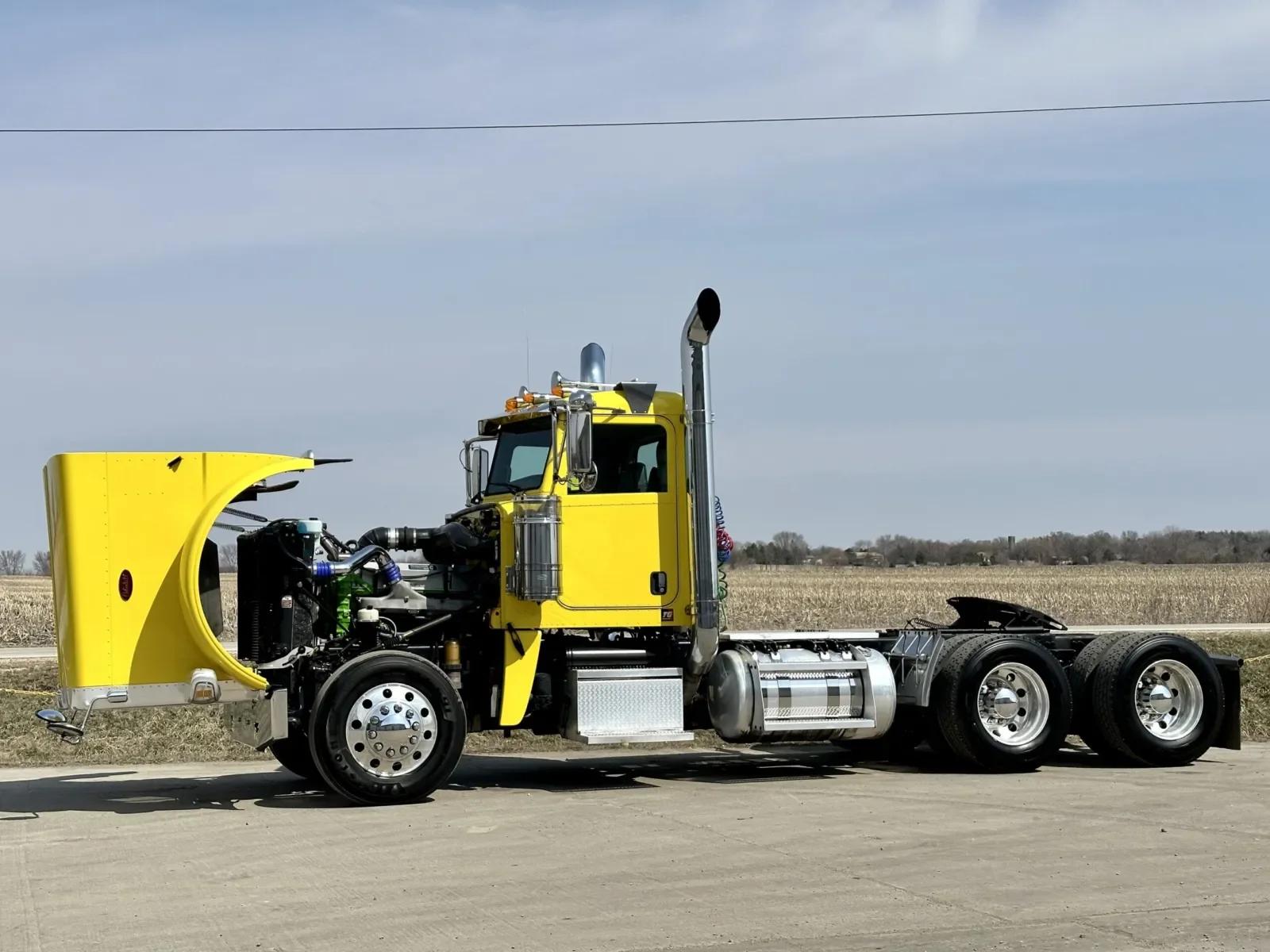 2014 Peterbilt 389 in New Lenox, IL — photo 11