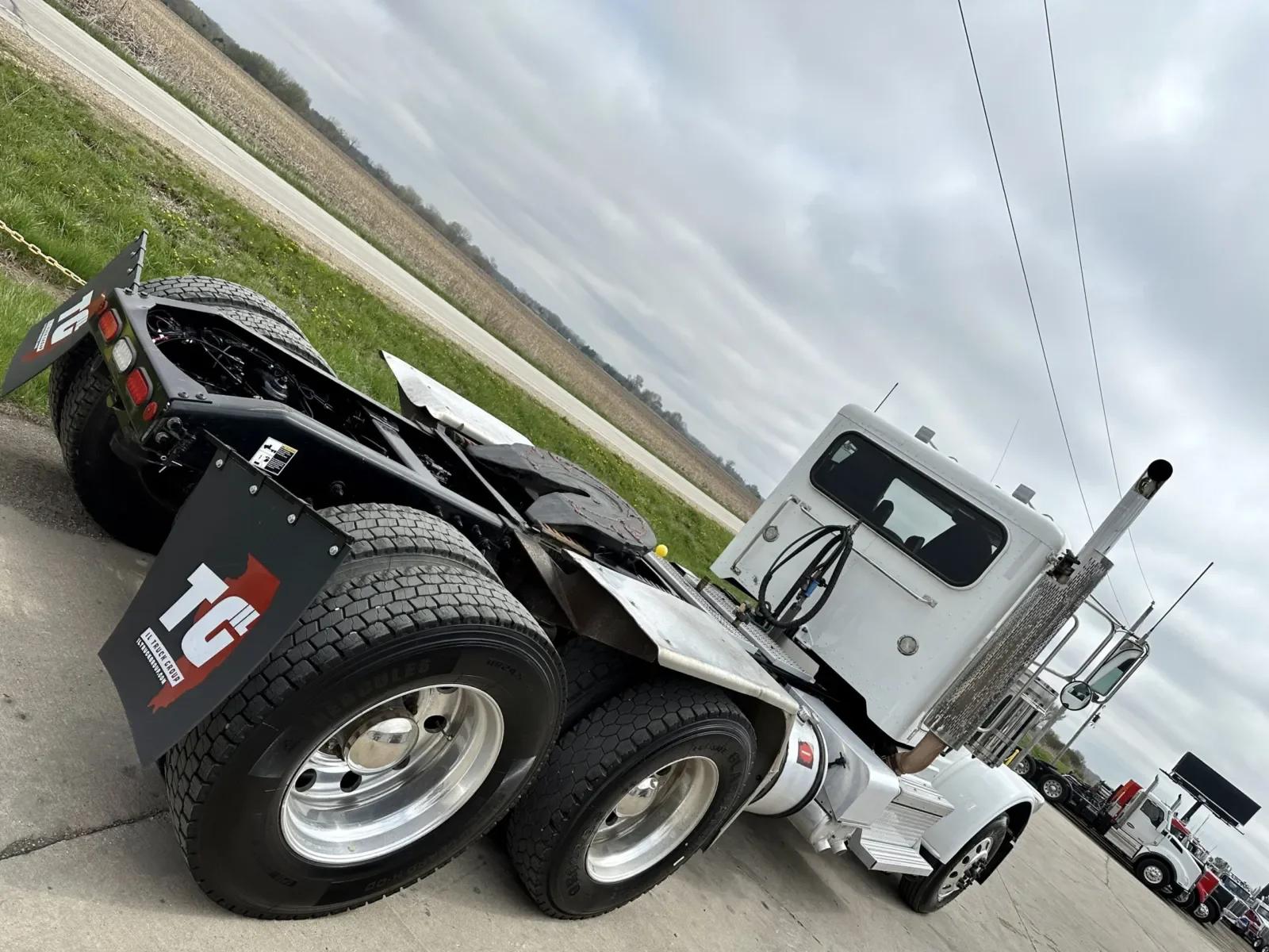 2020 Peterbilt 389 in New Lenox, IL — photo 11