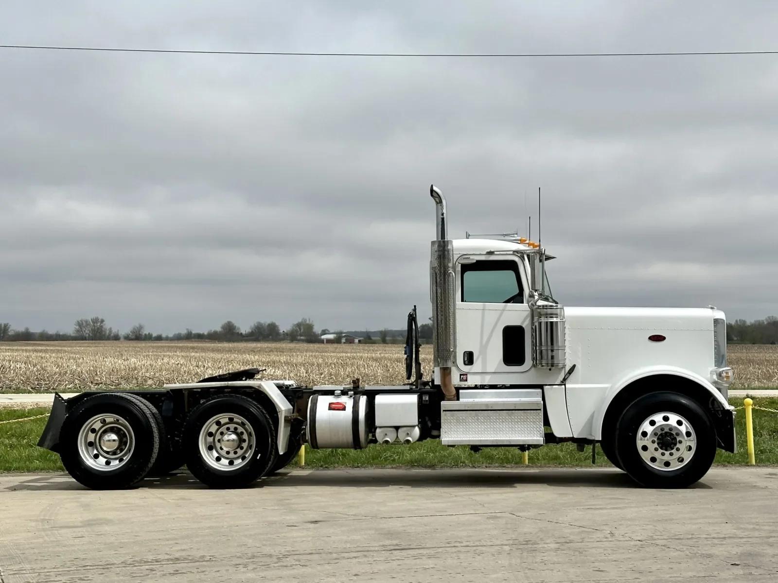 2020 Peterbilt 389 in New Lenox, IL — photo 3