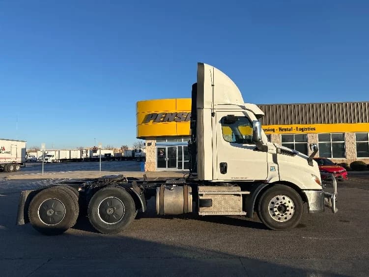 2021 Freightliner Cascadia in Oklahoma City, OK — photo 8