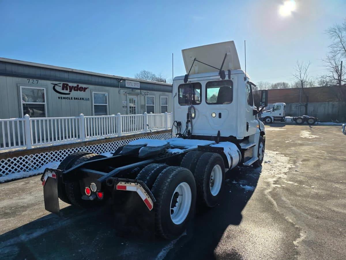 2018 Freightliner Cascadia in Bensalem, PA — photo 4