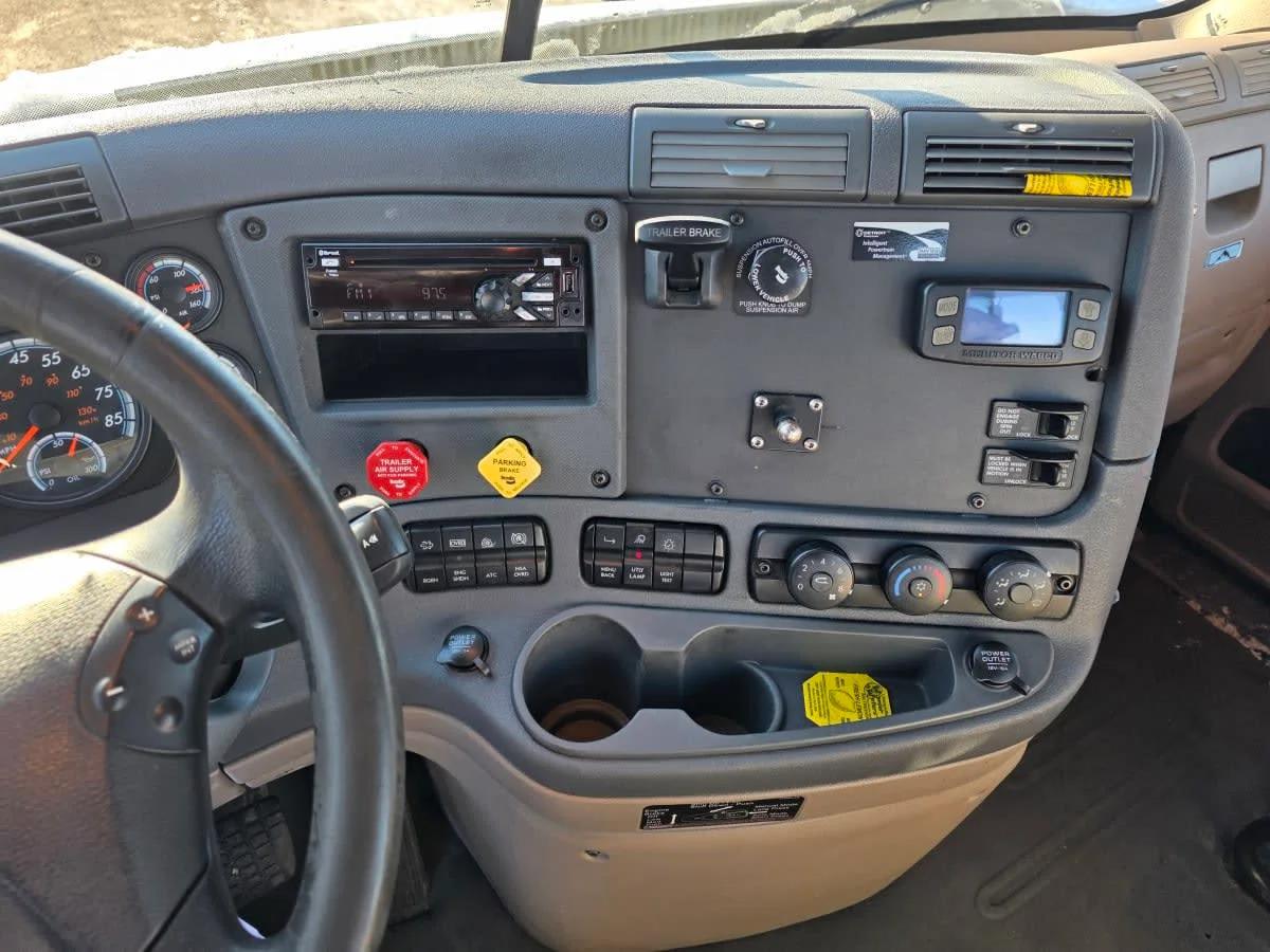 2018 Freightliner Cascadia in Bensalem, PA — photo 10