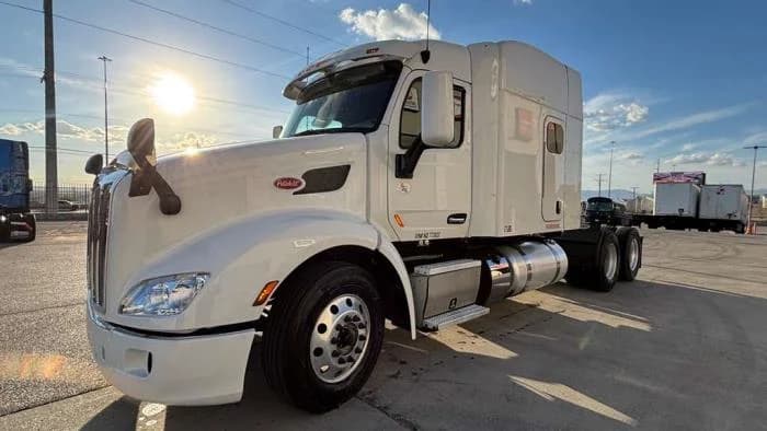 2022 Peterbilt 579 in El Paso, TX — photo 2